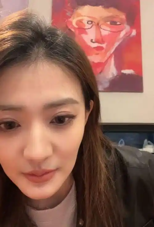 原创徐璐女神滤镜碎了直播和照片气质差别大27岁眼底就有一堆细纹
