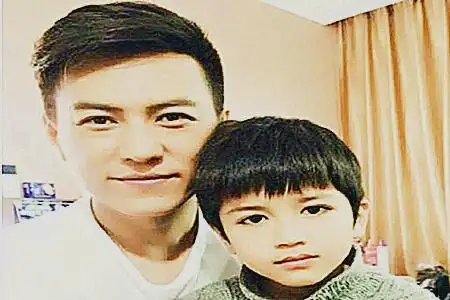 靳东为儿子庆生父爱炽热如火告诉我们父爱对孩子的重要影响