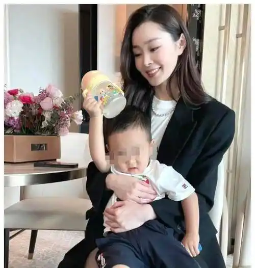 电视剧《宋轶回新加坡探亲,全家人一起露脸,真是强大!