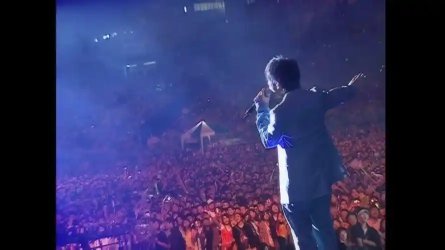 周杰伦《瓦解》2004年现场    《瓦解》是中国台湾组合南拳妈妈演唱的