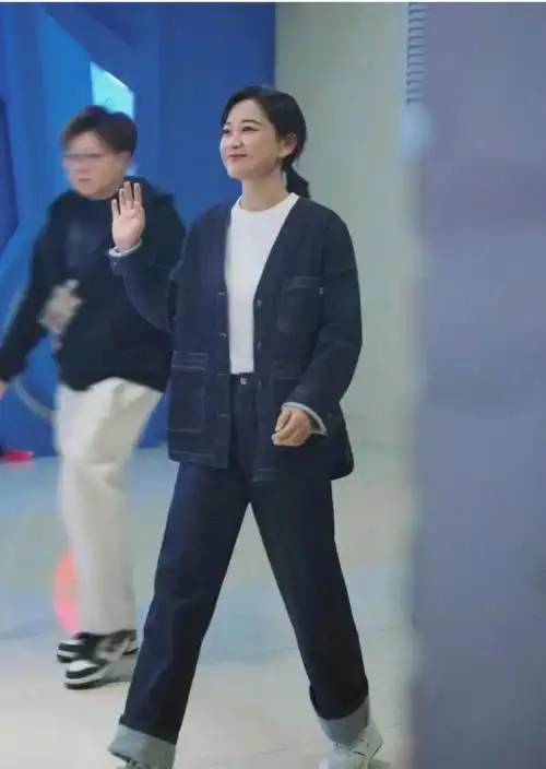 *图源水印跟我一起去看电影的朋友说:贾玲减完的身高体重跟她现在其实