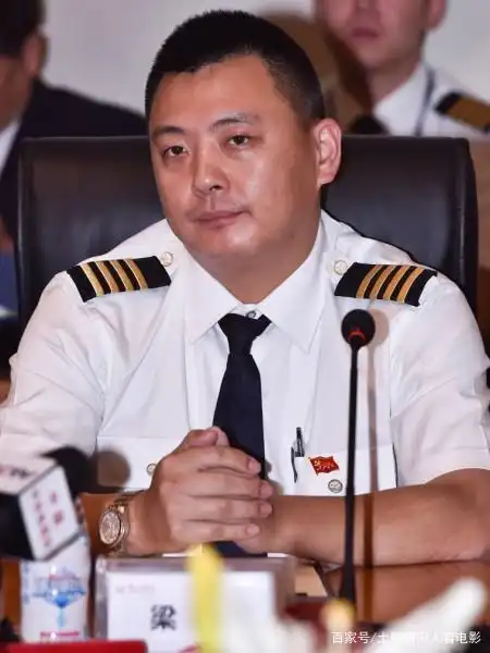 《中国机长》中的几位原型长这样,主演们谁与原型比较像?