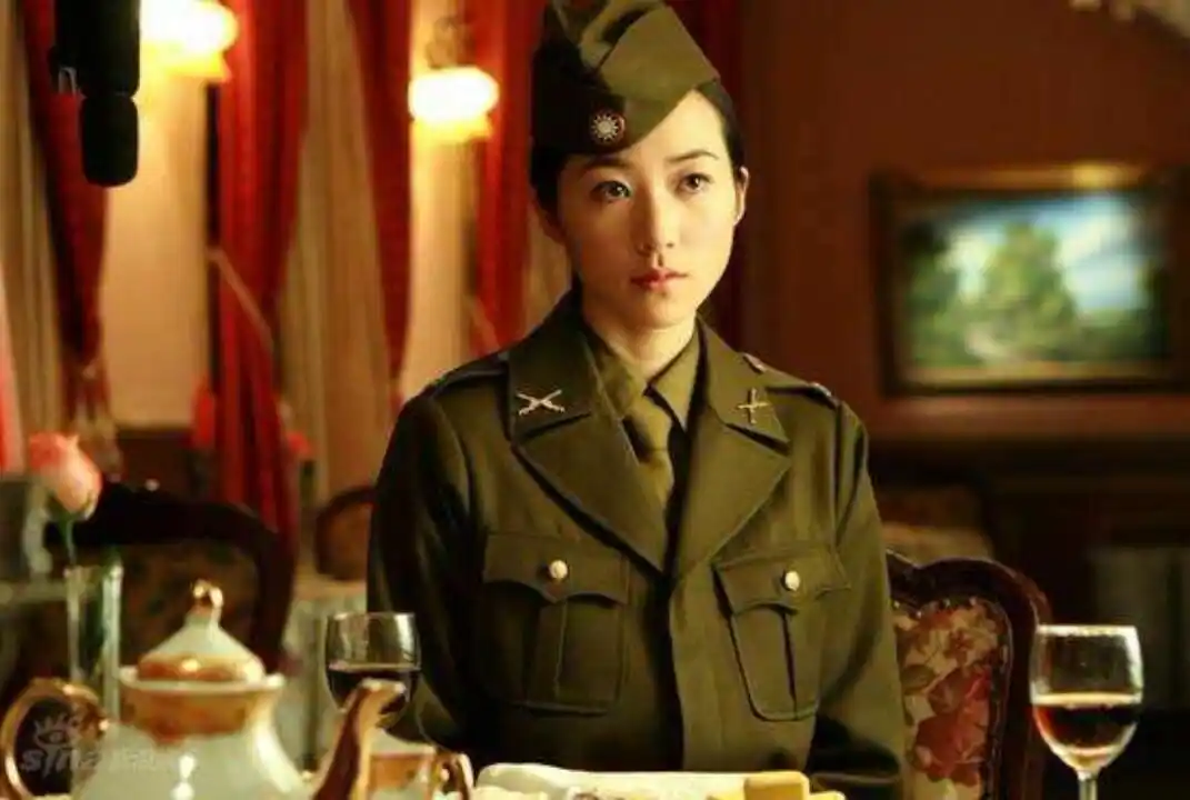 盘点女星谍战剧造型周冬雨风衣是标配刘诗诗依然优雅