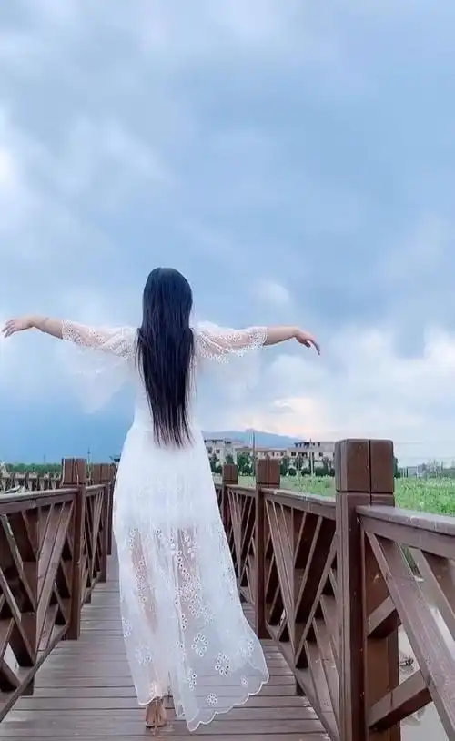 户外穿着一袭白色连衣裙的美女穿出不一样的仙女气质