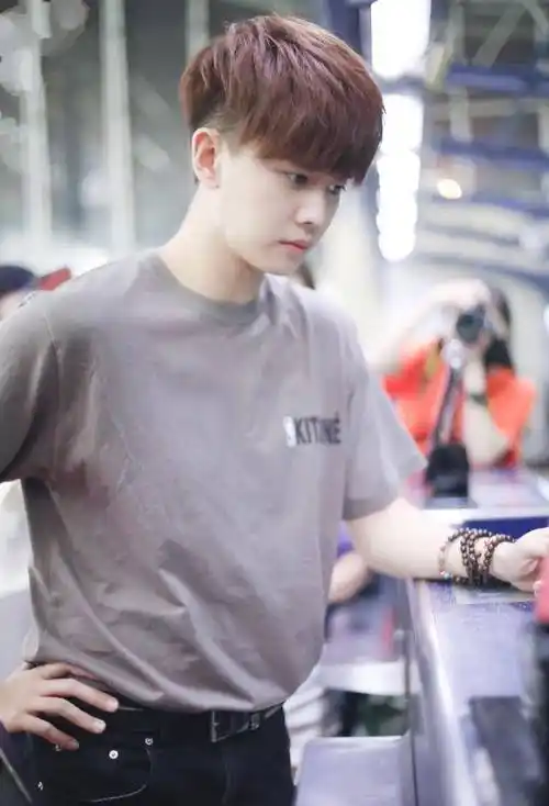 30岁任嘉伦私服帅照曝光穿衬衫配黑裤状态超好任不修实锤