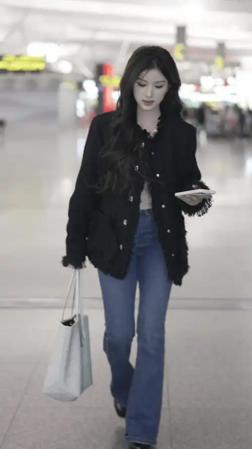 演员何一沫机场写真:清新淡雅,不失高贵