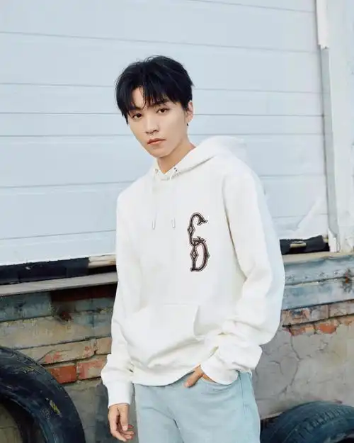 王俊凯超话白卫衣,牛仔裤,鸭舌帽… 少年休闲型格,简装上阵出发前往