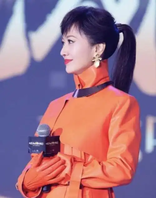 64岁赵雅芝终于换新发型,将长发微卷半扎高马尾好减龄