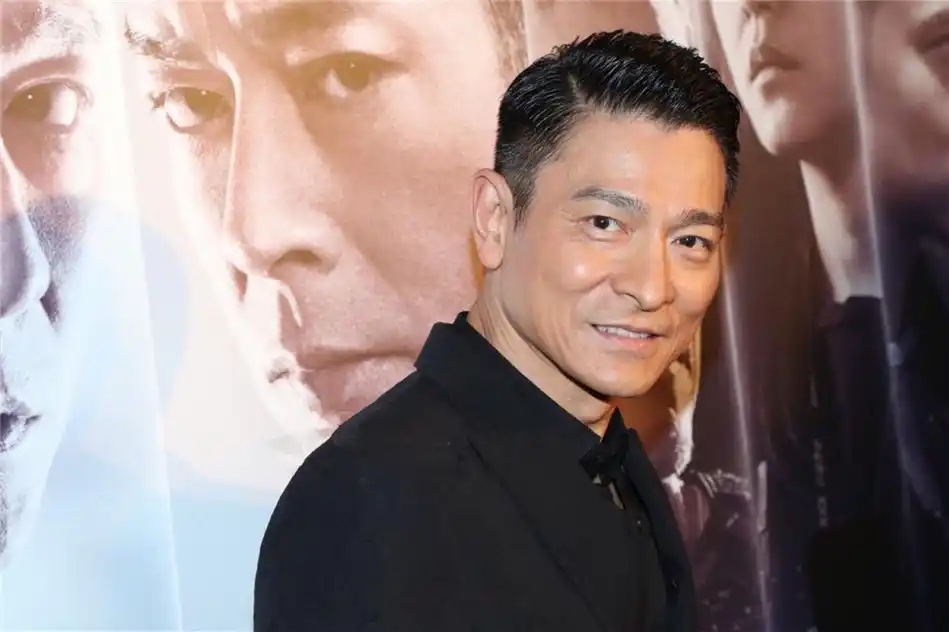 原创刘德华全黑造型不显老,搭配油头成熟有型,58岁老天王气场依旧足