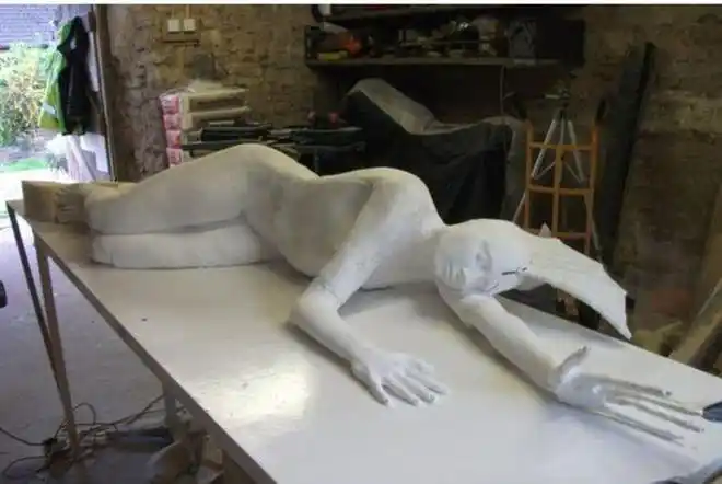 请联系删除】于是,保罗便开始了制作过程,他用石膏将女友复刻下来,一