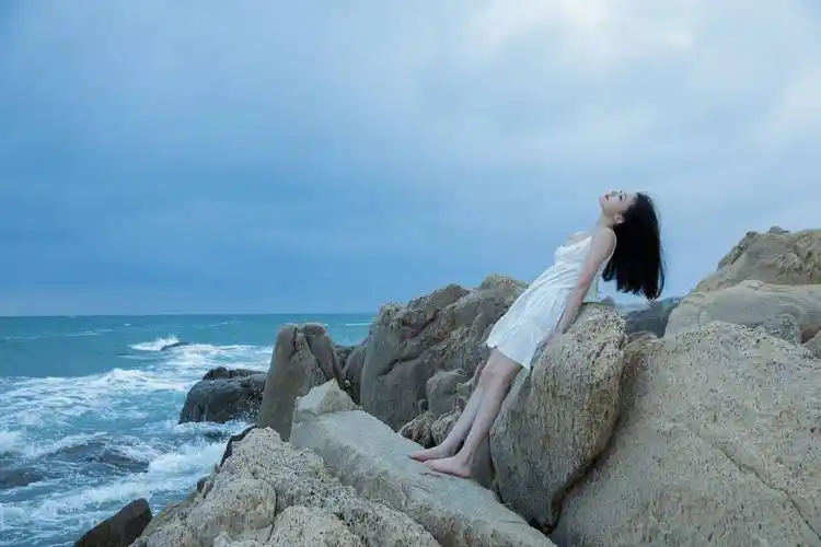 林允儿白色吊带连衣海边性感写真_林允儿_吊带_写真