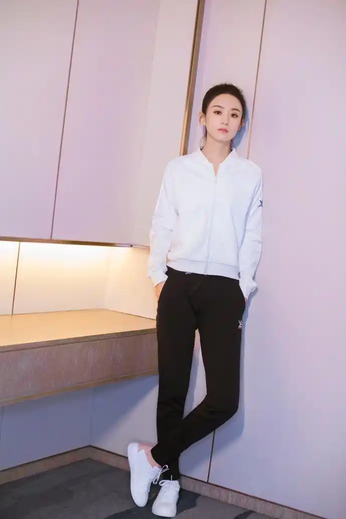 赵丽颖这一身太接地气, 夹克搭休闲裤少女力max, 果然瘦才是王道