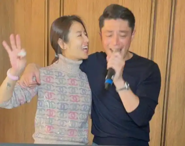 手牵手图片真实(林心如晒照庆47岁生日,与霍建华贴脸自拍显亲密,牵手