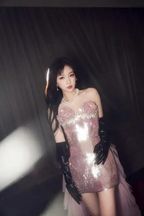 虞书欣新造型身着粉色亮片抹胸裙……__财经头条