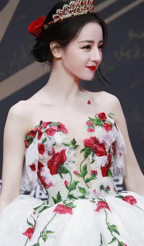 240216 迪丽热巴星光大赏绽放公主风采,仙气长存人心!