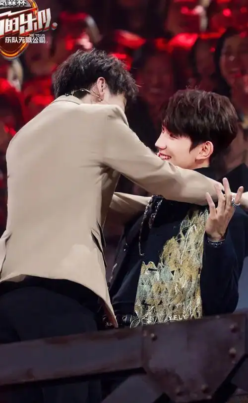 懒癌晚期的我,突然心血来潮 壁咚什么的,当然是凯源更有看头 所以p一