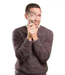 放大镜显示不同情绪的女性拼贴中年英俊的男人穿着黑色皮夹克,看上去