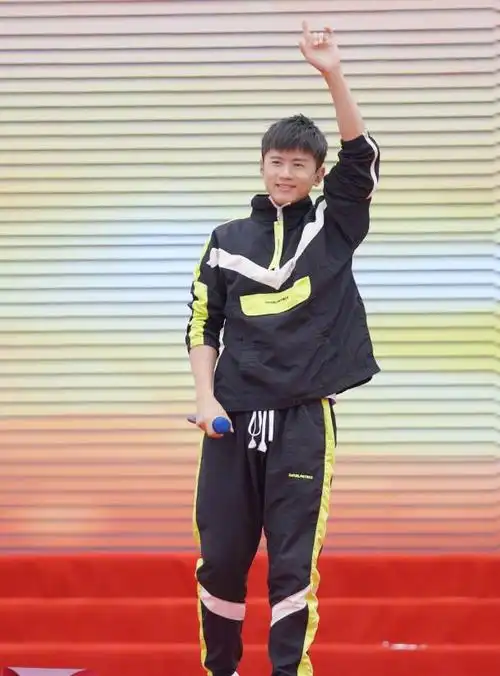 为什么张杰很少穿运动服照片给出了答案粉丝是娜娜不允许吧