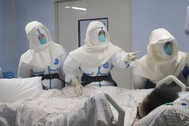 不退缩我先上这名侠女医生始终坚守在抗疫最前线