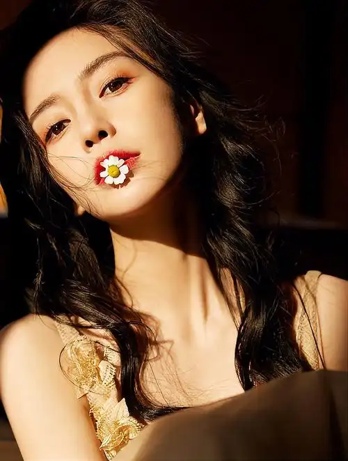 清纯甜美的杨颖在少女与辣妹之间切换自如又纯又欲绝美无比