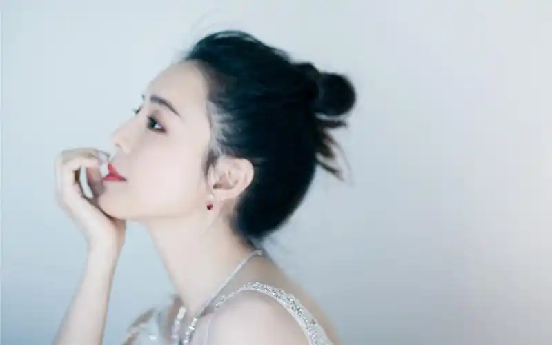 张静初印花抹胸礼服性感图片壁纸