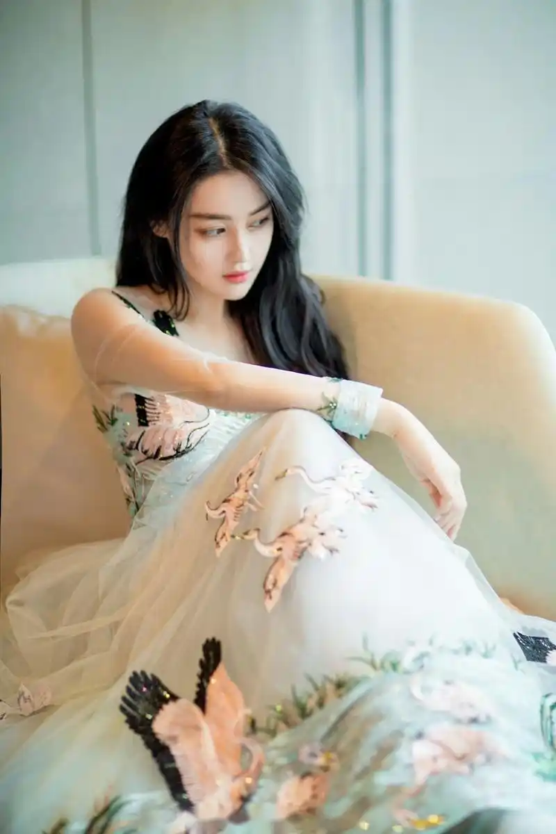 张馨予  小室正在等待现场图,先奉上一组猫猫美照,纱质裙仙鹤缀身,是