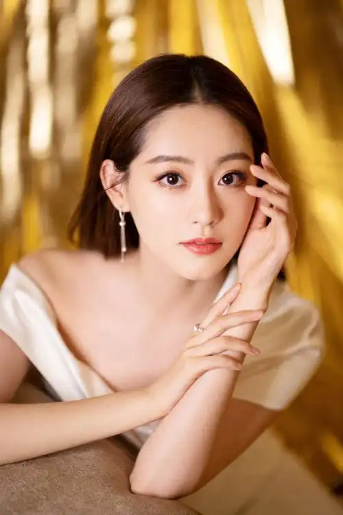 祝绪丹露肩白裙性感写真图片