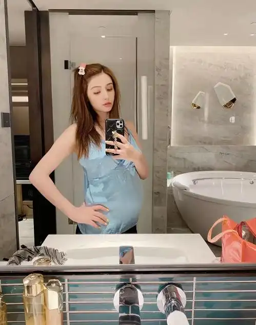 麦迪娜挺二胎孕肚花式卖萌 浓妆出镜已肚大如箩