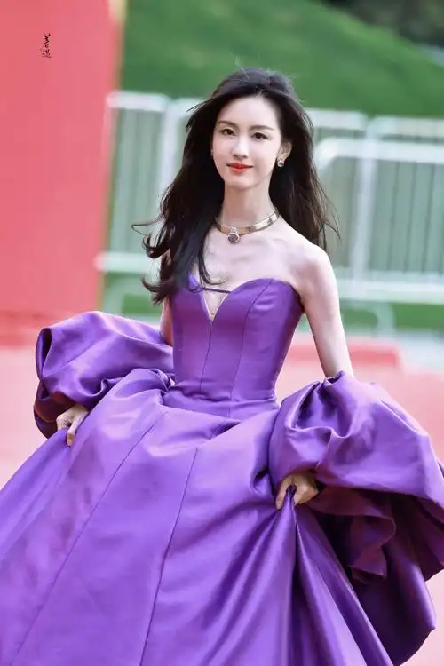 陈都灵##北影节开幕红毯##陈都灵紫色抹胸长裙