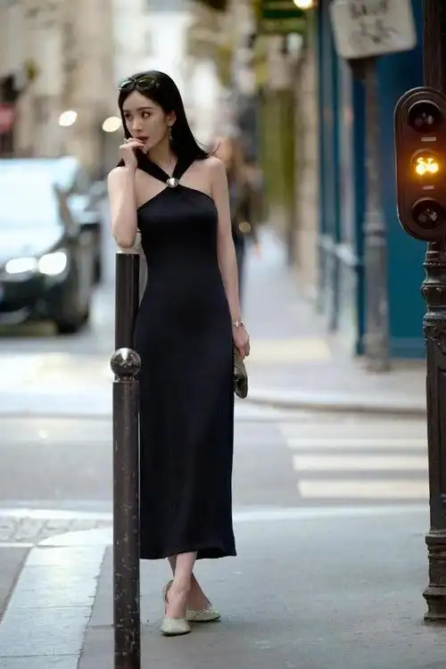 杨幂成巴黎时装周焦点时尚穿搭胜过漂亮的外表看出潮流新趋势