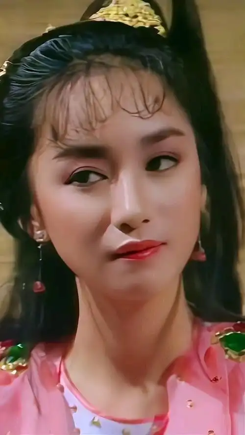 谢宁1985年参加香港小姐比赛获得冠军当年与她同期的周海媚都甘拜下风