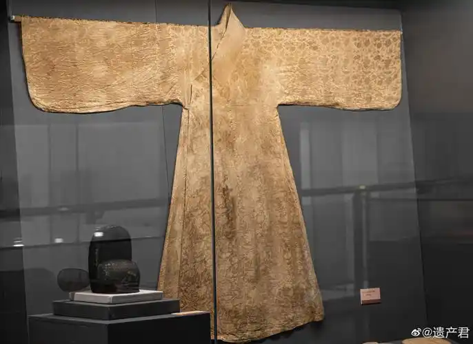 杭州中国丝绸博物馆明代折枝花鸟暗花缎广绣袍