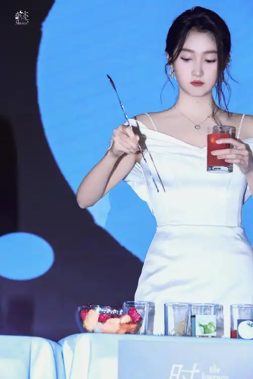 关晓彤生图身材比例