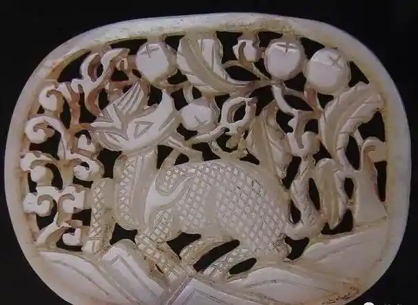 同时,古玩商界为适应收藏,玩赏古玉器的社会风气,还大量制造了古色古