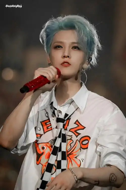 蓝发鹿晗帅成这样你不要命啦#爱豆鹿晗回来了