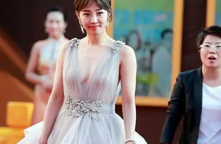 白百何真够狠的,穿个这走红毯,网友看的脸红,纷纷双手捂脸