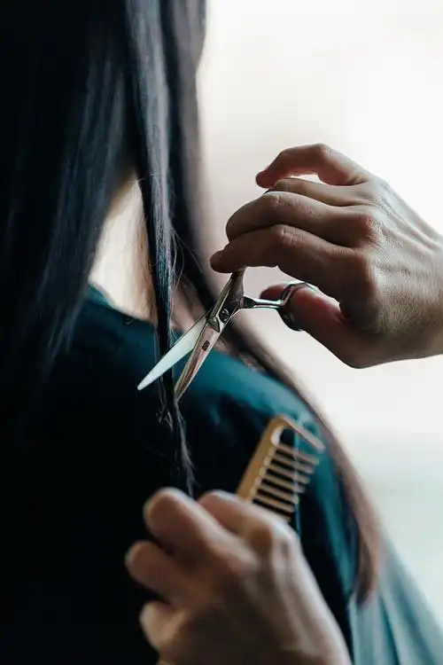 正在修剪头发