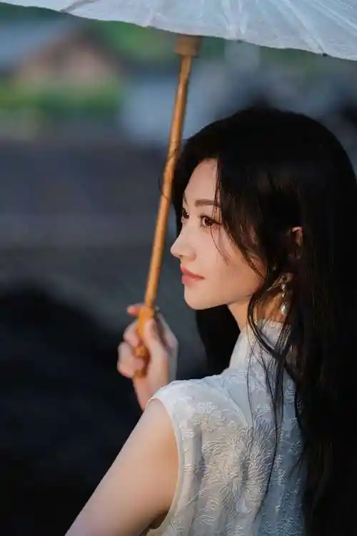 景甜白旗袍配油纸伞,尽显南方书香闺秀韵味