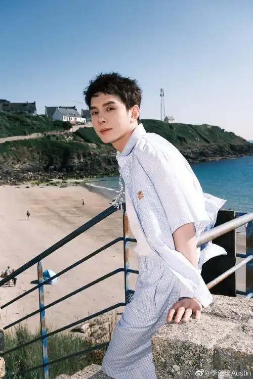 李佳琦海边随拍