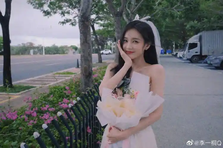 刘亦菲捧花头像爆火,张婧仪陆婷玉蒋依依女明星同款图太养眼!