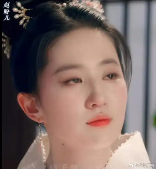 "爱是什么"(刘亦菲古装篇) 刘亦菲 她演的出赵灵儿的灵气,演的出王