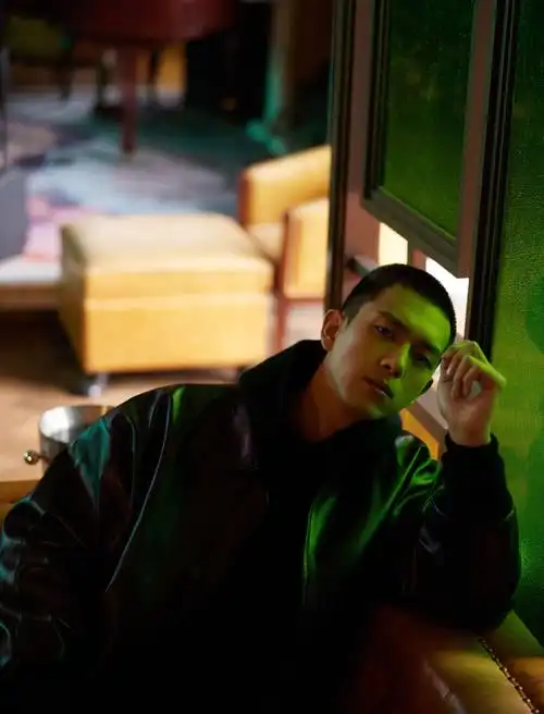 李现的寸头帅炸裂,舔屏"现男友"