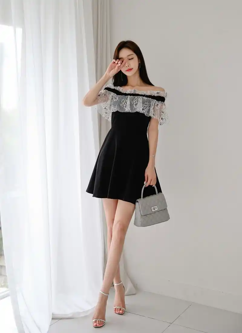 孙允珠韩国嫩模,一字肩蕾丝花纹连衣裙穿搭,水嫩诱人