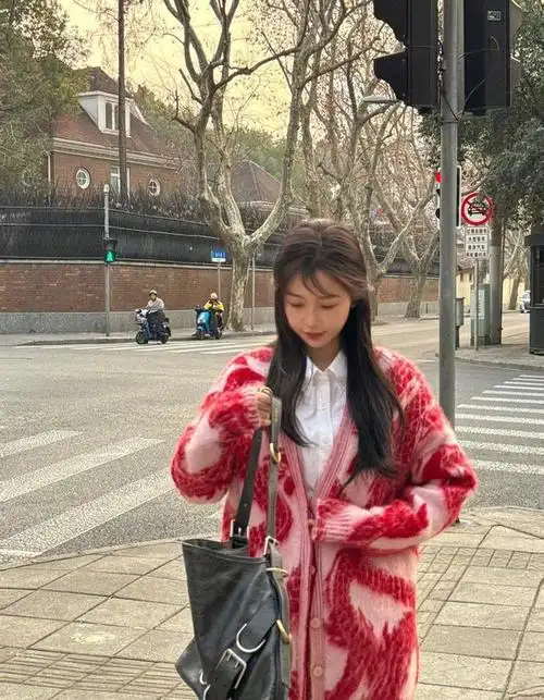 240107虞书欣分享街拍美照引爆粉丝热情洋溢的喜爱与夸赞