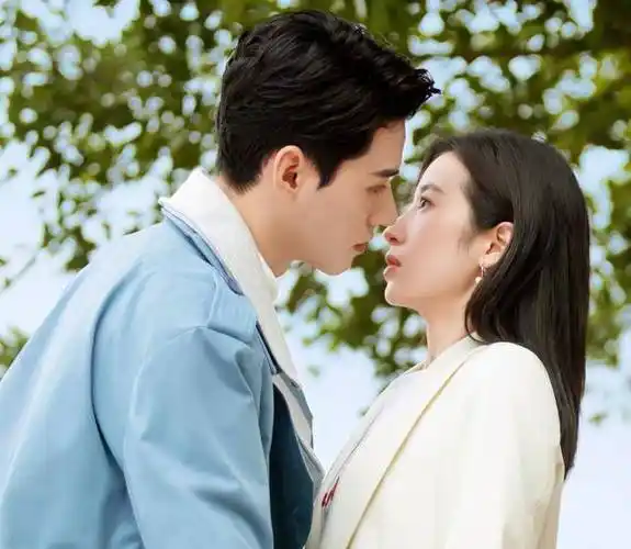 周雨彤入戏太深,花絮中抱紧龚俊求亲亲,男方一脸宠溺看着她闹_情绪