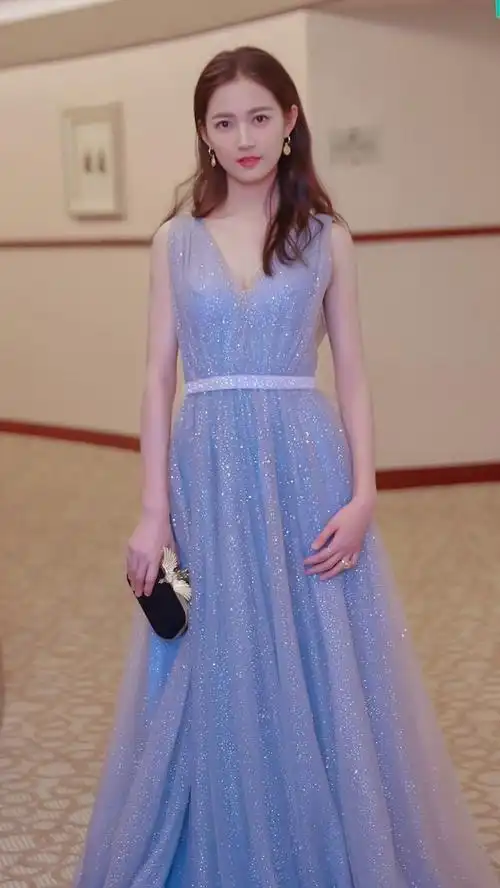 陈钰琪真有80斤穿xs码短裤都撑不满这麻杆腿比我胳膊还细