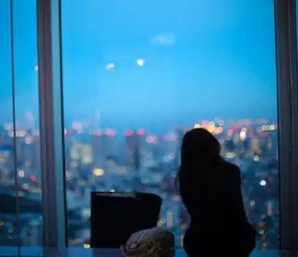 夜晚独自一人坐在窗前图片,一个人孤独坐在夜晚的窗前图片-528时尚网