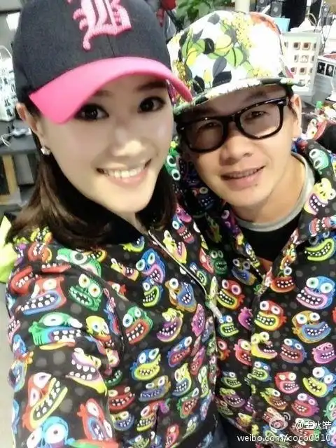 知名女主持人晒照官宣婚讯,老公高大帅气,曾与杨吕传绯闻