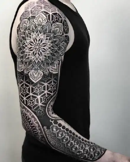 大臂帅气的男性梵花点刺纹身作品