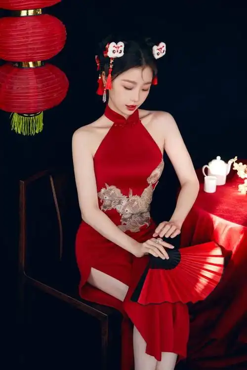 虞书欣真敢穿,穿露肩开叉旗袍秀曲线玲珑身材,双手举高可爱性感